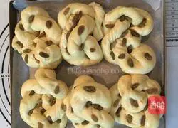 Illustration of how to make raisin old-fashioned bread 12