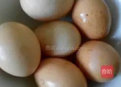 Illustration of how to make sweet and sour pork ribs with tiger preserved eggs 1