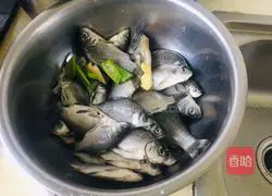 Illustration of how to make braised crucian carp 1