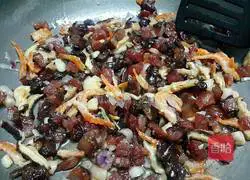 Illustration of how to stir-fry glutinous rice with preserved meat 6