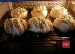 Illustration of how to make green onion, seaweed and meat floss bread 20