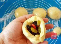 Illustration of how to make windmill raisin bread 8