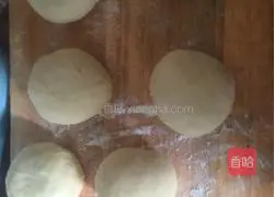 Illustration of how to make flower bean paste bread 9
