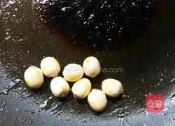 Illustration of how to make fried lotus seeds and eggs with bread crumbs 3