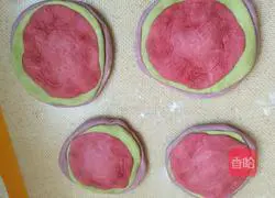 Illustration of how to make colorful bagels 7