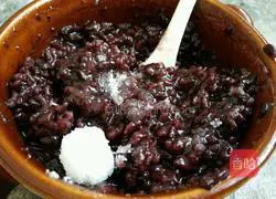 Illustration of making black rice bread 13