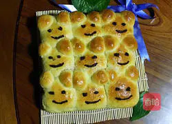 Illustration of how to make squeeze bear bean paste bread 11