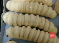 Illustration of how to make caterpillar bread 8