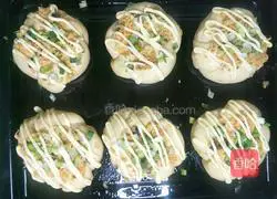 Illustration of how to make green onion, seaweed and meat floss bread 19