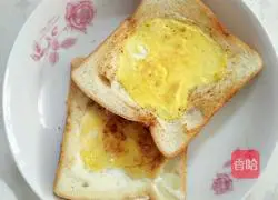 Illustration of how to make egg fried bread slices 5