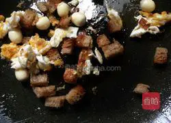 Illustration of how to make fried lotus seeds and eggs with bread crumbs 5