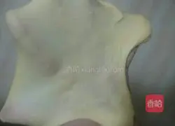 Illustration of how to make caterpillar bread 3