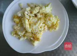 Illustration of how to stir-fry shrimps with egg white 5