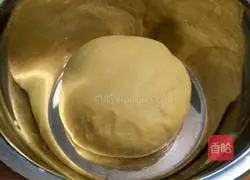 Illustration of how to make coconut milk bread 4