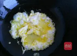 Illustration of how to stir-fry shrimps with egg white 4