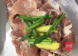 Illustration of how to make sweet and sour pork ribs and potatoes 2