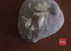 Illustration of how to make black sesame mochi bread 2