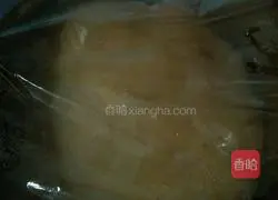 Illustration of how to make caterpillar bread 2