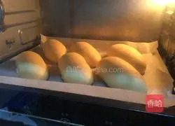 Illustration of how to make meat floss bread 17