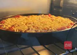 Illustration of how to make shrimp and chicken pizza 4