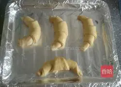Illustration of how to make croissants 9