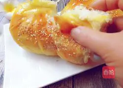 Illustration of how to make ham and cheese bread 18