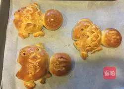 Illustration of how to make cartoon fish bread 16