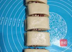 Illustration of how to make cream cranberry layer buns 11