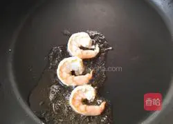 Illustration of how to make black pepper shrimp pasta 3