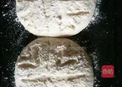 Illustration of how to make European country bread without kneading oil 9