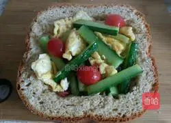 Illustration of how to make bacon salad bread box 10