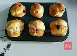 Illustration of how to make cranberry bread rolls 9
