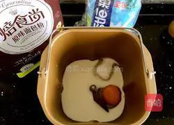 Illustration of how to make meat floss rolls 1