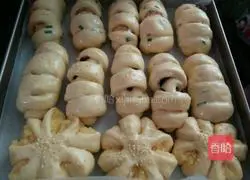 Illustration of how to make chives and meat floss bread rolls 10