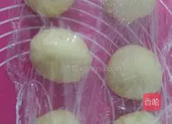 Illustration of how to make butter buns 1