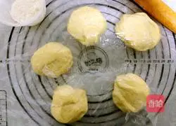 Illustration of how to make bean paste bread rolls 5