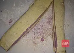 Illustration of how to make Haakon bread (stuffed sweet potato and fish paste) 4