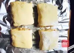 Illustration of how to make ham sausage bread 4