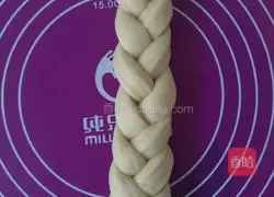 Illustration of how to make twist buns 3