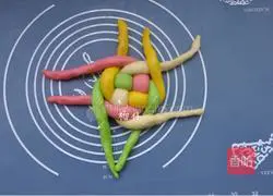 Illustration of how to make colorful hydrangea bread 10