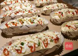 Illustration of how to make scallion, cheese, meat floss and ham bread 5