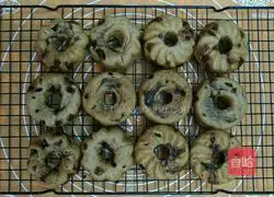 Illustration of how to make low-sugar cocoa chocolate bean mochi bagels 8