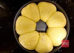 Illustration of how to make meat floss bread 15