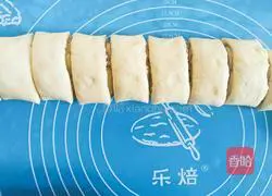 Illustration of how to make dried fruit buns 14