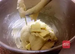 Illustration of how to make classic buns 4