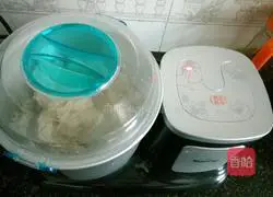 Illustration of how to make caterpillar bread 2