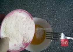 Illustration of how to make butter and shredded coconut bread rolls 6