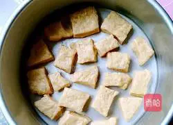 Illustration of how to make salad and meat floss hand-pulled bread 7