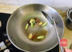 Illustration of how to make braised crucian carp 6