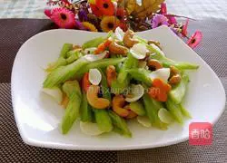 Illustration of how to stir-fry cashews with celery and lily 6